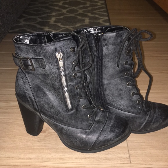 Woman’s Black Heeled Boots - Size 5 - Picture 2 of 4
